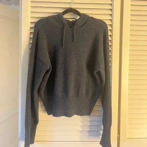 stickad hoodie  - storlek 158/164 Young Gina 