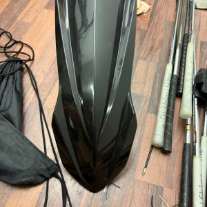 Crossstänka yz till enis - Ingen bok syns på bilden, endast sportutrustning som golfklubbor och en svart väska. Ingen information om titel, författare eller bokinnehåll kan utläsas.