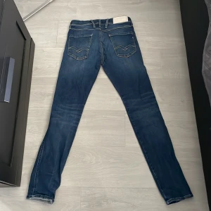 Replay Anbass jeans - Säljer ett par blåa jeans från replay, modellen anbass. De är i storlek w29 och slim fit. Använd fåtal gånger. Nypris är ca 1299 kr, mitt pris 450 kr. Bara att höra av sig om man har frågor eller funderingar!