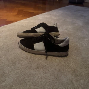 Valentino - Valentino flycrew strl 42. Sliten skosula och några spikar borta. Annars bra skick. Finns att hämta för billigare pris!