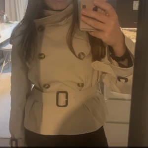 Trenchcoat Intressekoll - Intressekoll på denna slutsålda trenchcoat från hm. Storlek xxs men passar mig som brukar ha xs-s. Man kan knyta den men även ta av bandet och ha den öppen. Nypris 500 men slutsåld❤️