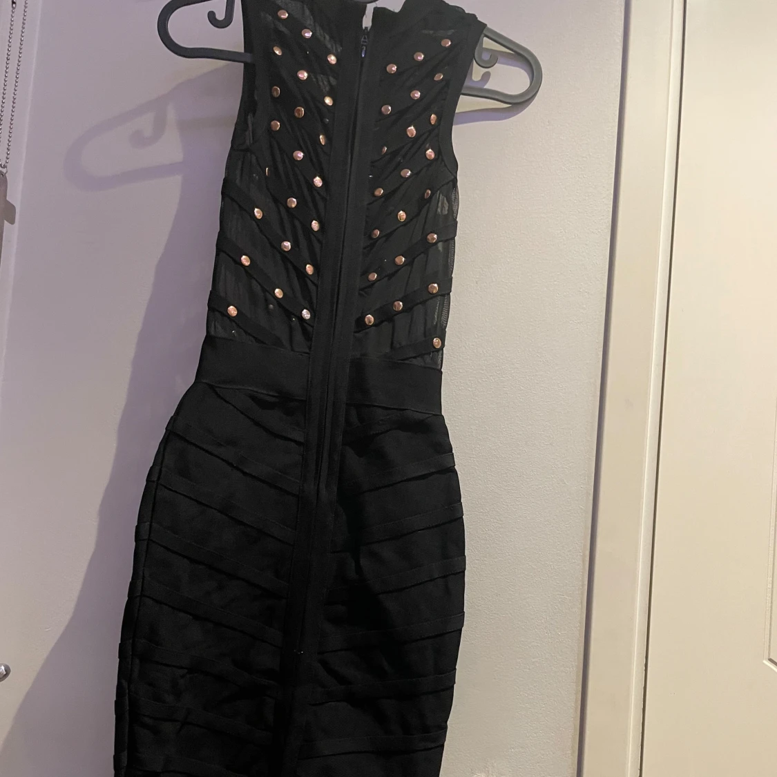 Svart kort klänning med nitar - 2