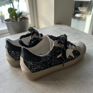 Svarta glittriga sneakers med stjärna - Dör för dessa skor!!!😍