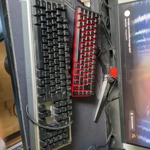 Mission SG GFX3.5 Mechanical Keyboard - Upptäck Mission SG GFX3.5, ett mekaniskt tangentbord perfekt för gaming och skrivande. Robust design med fullstora tangenter och klassisk look. Passar dig som vill ha en pålitlig och responsiv känsla vid datorn. Tangentbordet är använt men fungerar bra.