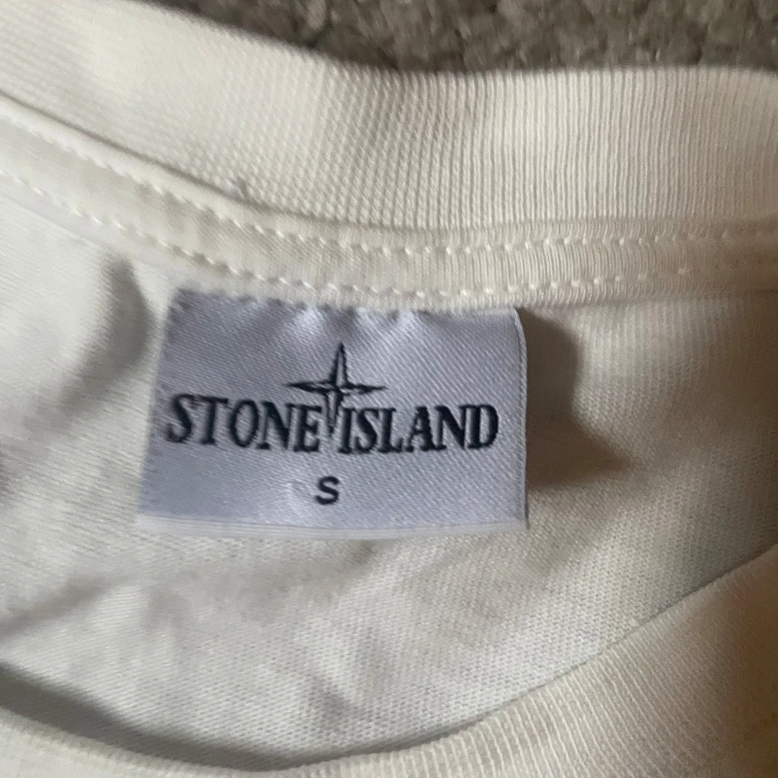 Vita shorts och t-thirt från Stone Island S men sitter som M - 2