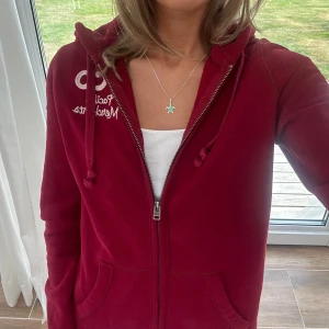 Hollister zip - En zip från Hollister i storlek M . Tröjan bedöms vara i väldigt fint skick, finns 1 litet hål på axeln, men detta syns knappt. Jag skickar inom 24h. Se liknande zip i min profil! F28