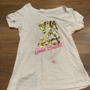 T shirt  - T-shirt från juicy couture i storlek s. Liten smink fläck som jag tror går bort i tvätten. Inte testat. 