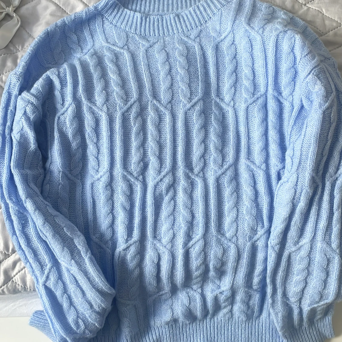 Ljusblå kabelstickad tröja
