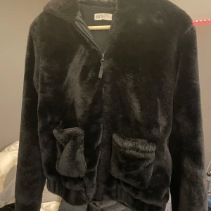 Fluffig jacka  - En fluffig ”varm” jacka från H&M, strl 170 passar även som xs/s. Andvänd nåra ggr. 