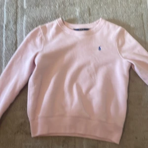 Ljusrosa tjock tröja från  Ralph Lauren - Super fin tjock tröja från Ralph lauren. Jag har använt den några gånger, säljer den för att den inte kommer till annvändning