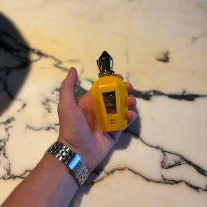 Xerjoff Erba Gold parfym 50ml - Tja! Säljer en inprincip helt oanvänd Xerjoff Erba Gold. Original låda ingår! Endast testad nån gång så 49/50ml finns kvar! Köpt på NK för 2250 Mitt pris 1600(Kvitto finns!) Hör av er vid minsta lilla fundering.