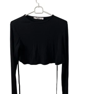 Backless Topp - Är storlek Xs men stretchas. Är öppen där bak. Använt några gånger. Från NA-KD