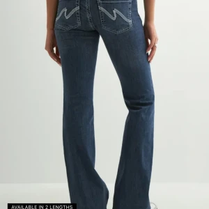 Blå bootcut jeans från Nelly  - Snygga blå bootcut jeans från Nelly med klassisk femficksdesign och kontraststickningar på bakfickorna. Jeansen har låg midja och är tillverkade i mjukt denim med stretch för skön passform. Jeansen är i mycket bra skick. Däremot är de upplagda passar mig perfekt som är ännu 1,55 🩷 därav priset, kom gärna med prisförslag 