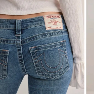 True Religion jeans  - Snygga jeans från True Religion med rosa sömmar, dom e jätte bra skick (OBS dom är avklippta oxh uppsydda så dom ska passa mig som e 163 cm) annars bra skick. kan skicka egna bilder och kan skicka bild på hur dom ser ut där nere. storlek 26 säljs då dom va förstora för mig, hör av er vid frågor!💕(ingen lapp kvar, köptes i vintras använda ca handfull gånger) 
