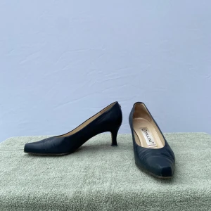 Pollini Klackar - Stilrena högklackade skor från Pollini i storlek 36. Djup mörkblå färg som passar till många outfits. Skorna är i bra skick och väl omhändertagna. Perfekta för festliga tillfällen, middagar eller när du vill lyfta din vardagslook med en elegant touch.