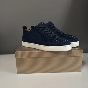 christian loubitin  - Fint skick | knappt använda | ❗️ intresserad av byte mot flycrew, MMG med splatter, gucci ace eller liknande ❗️ | alla spikar kvar | allt og medföljer | priset är intr hugget i sten