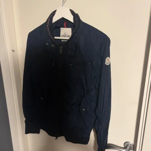 Moncler Höstjackan | Size XS,0 - Säljer denna extremt feta moncler jackan | Naturligtvis äkta, äktighetscertifikat från Sicuro | Size 0,xs | Skick 8,5/10, inga synliga defekter | Skriv vid frågor samt intresse 🫡