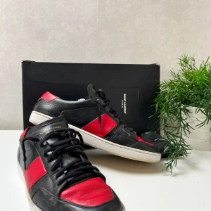 Saint Laurent sneakers (storlek 42,5) - Hej, säljer ett par Yves Saint Laurent skor!  💎Skick 7/10 men har mer att ge💎 Box och extra snören ingår! Priset därav defekten du kan se på bild 3 