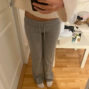 Low waist mjukisbyxor  - Lågmidjade mjukisbyxor, aldrig använda