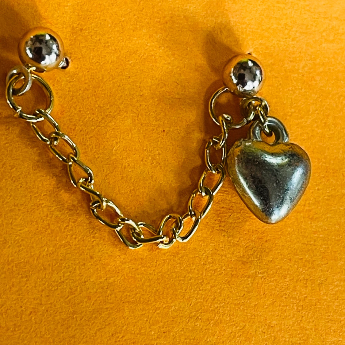 By prisförslag- 1 st Örhänge med kedja och hjärthänge