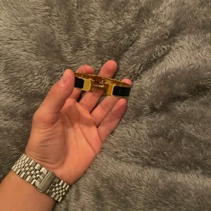 Armband  - Säljer ett as fett armband, unisex så passar till både herr och dam, priset går att diskuteras