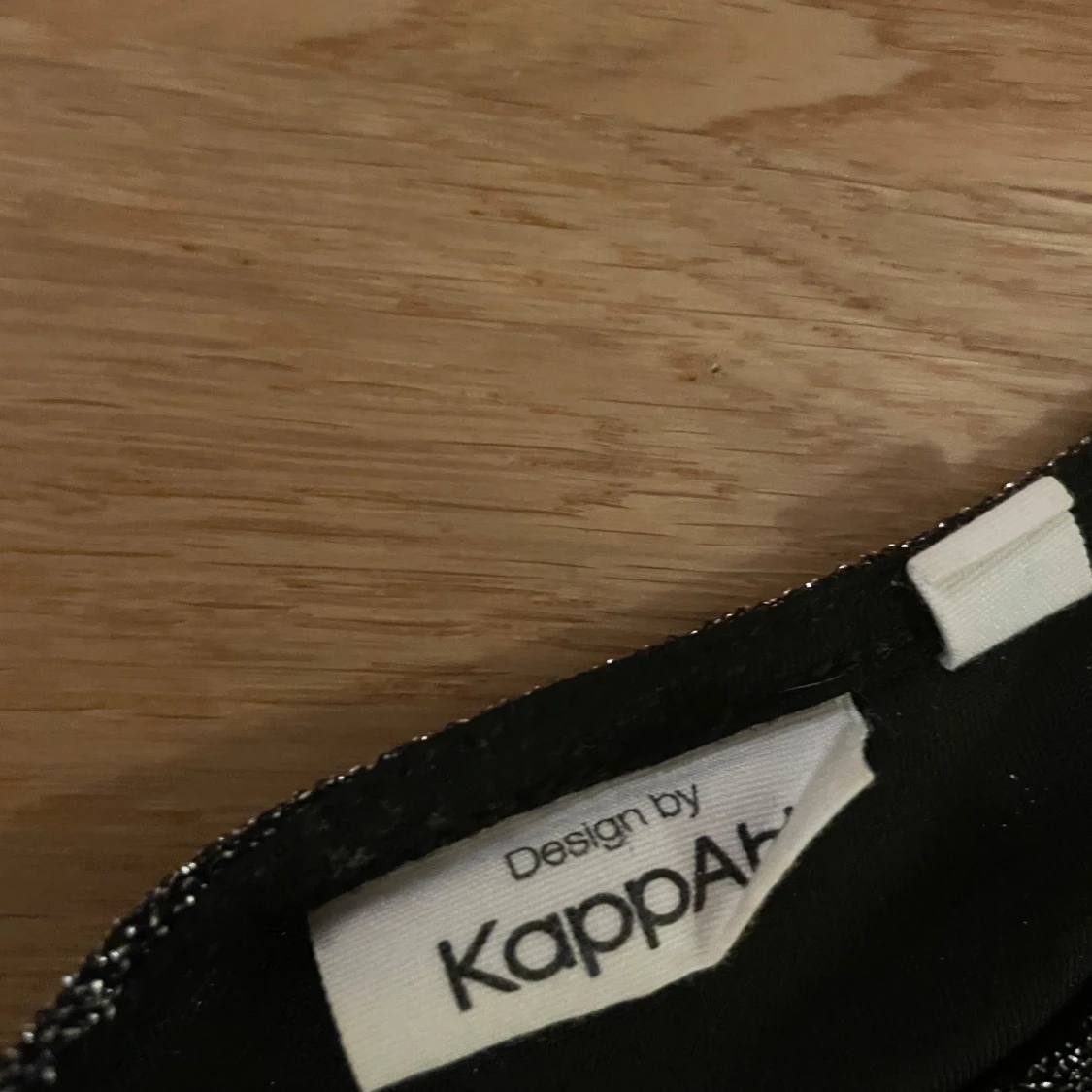 Glittrig svart topp från KappAhl - 1