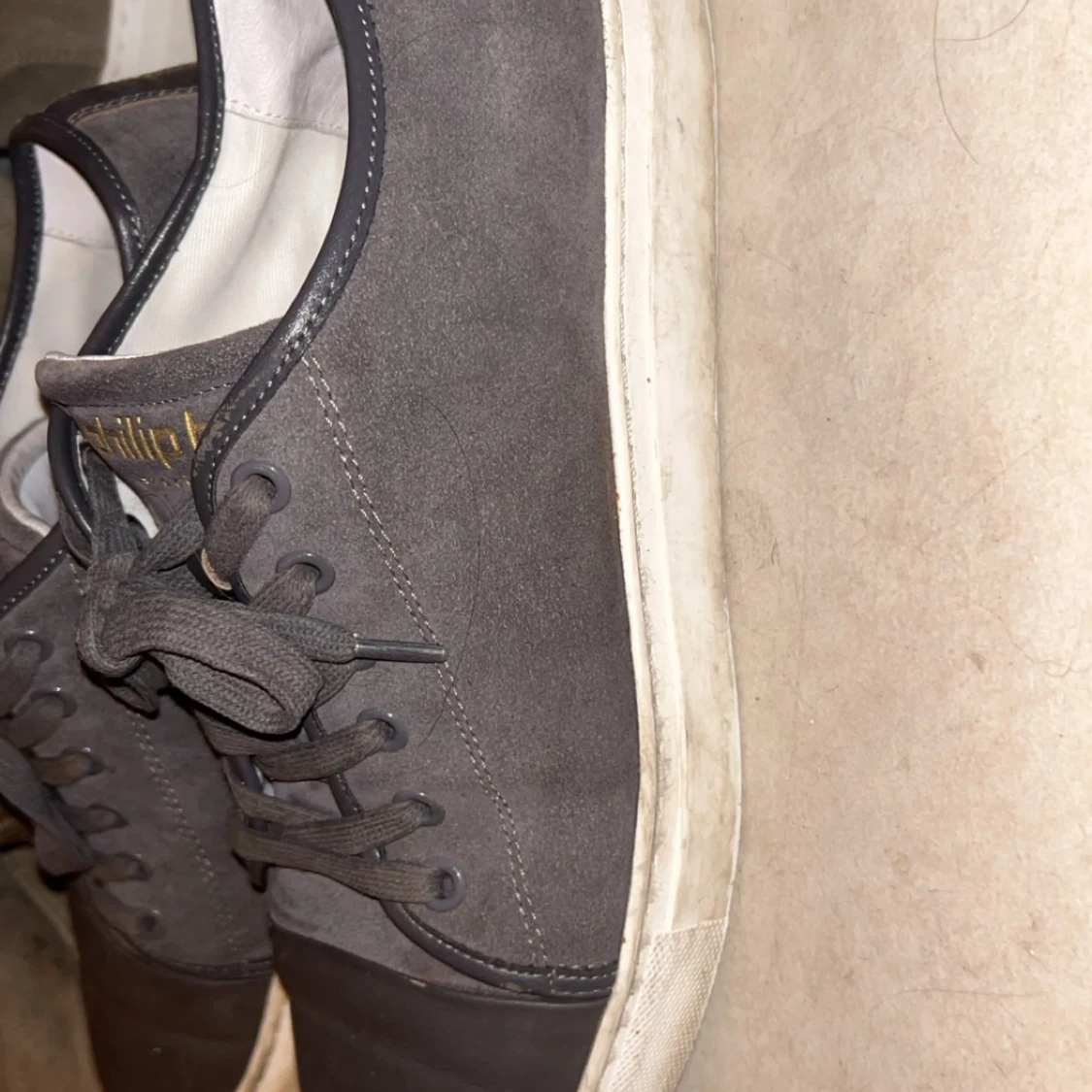 Grå sneakers från Philip Hog mocka - 1