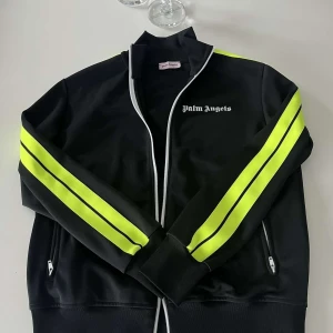 Palm Angels zip tröja svart - Tja, säljer en svart Palm Angels zip tröja som är 100% äkta i storlek L men passar även M. Nypris 5000kr men säljer för 1999  Skicket är 9,5/10 då den knappt är använd kan även gå ner i pris😁