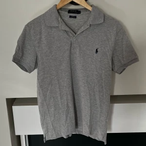 Polo Ralph Lauren Pike  - Tjena, säljer denna stilrena piké i Slim Fit modell storlek M, men som passar S. Knappt använd och riktigt härlig. Skriv gärna vid intresse och för mer information!