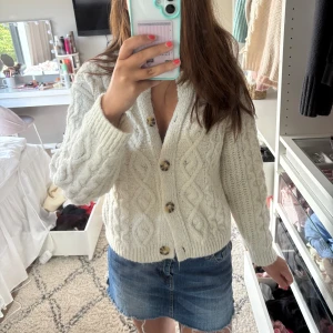 Beige stickad kofta knappar zara - Så snygg kofta från Zara storlek 152cm men passar mig bra som är 165 och har S❤️❤️