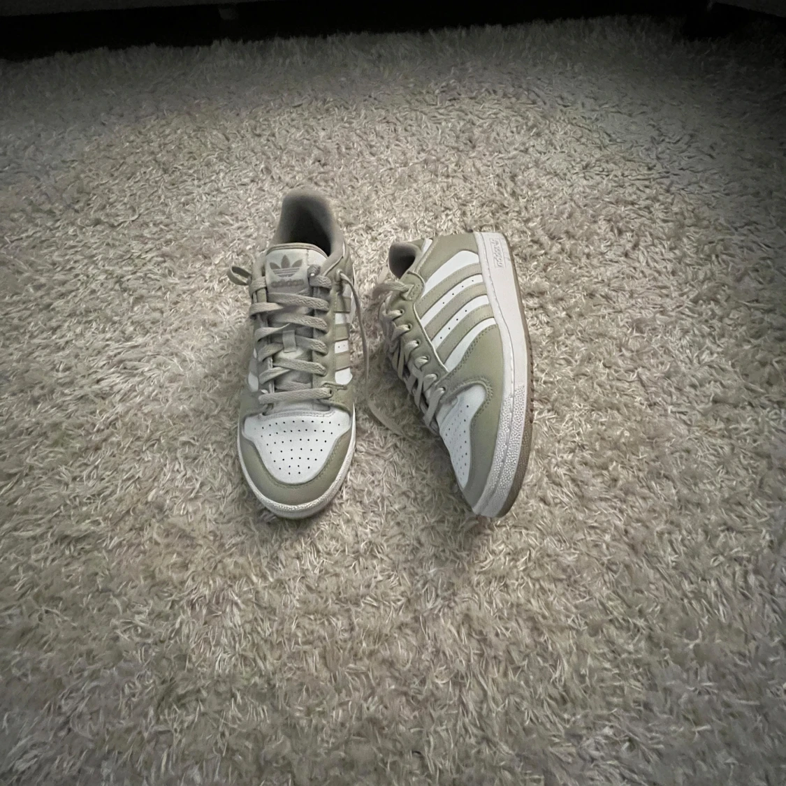 Adidas Forum Low sneakers i vitt och beige