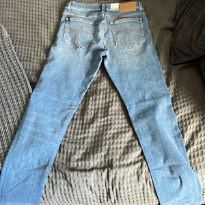 Tiger of sweden jeans - Säljer ett par tiger of sweden jeans då de inte riktigt passade som förväntat och jeansen är slimfit med rak passform och är modellen evolve. Dem är som sagt bara provade så aldrig använda. Storleken på jeansen är 31/32
