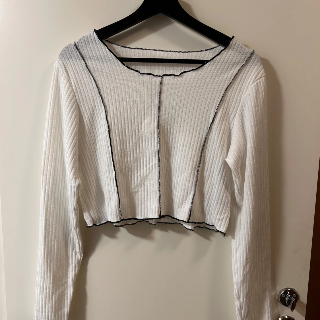 Vit ribbad croppad långärmad topp - 1