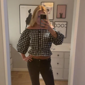Rutig offshoulder blus med volang - Supersöt topp från hm🖤🤍🖤🤍🖤🤍