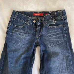 jätte snygga baggy jeans från miss sixty - säljer låg midjade baggy jeans från miss sixty, söndrig vid midjan men kan sy eller låta det vara. om ni vill ha bilder på fråga gärna! eller mått💗