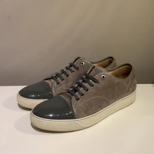 Lanvin skor - Tjena! Säljer nu dessa stilrena och snygga skor från Lanvin😊 Skicket är nästintill som nya. Allt og medföljer. Retailpriset är cirka 4500kr. Du kan köpa dem för endast 2549kr🎉Tveka inte att höra av dig vid frågor eller funderingar. Pris går att diskuteras!