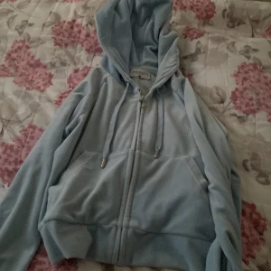 Ljusblå fleece hoodie Juicy Couture - Säljer en ljusblå juicy hoodie. Storlek M men överstycken sitter som en S 