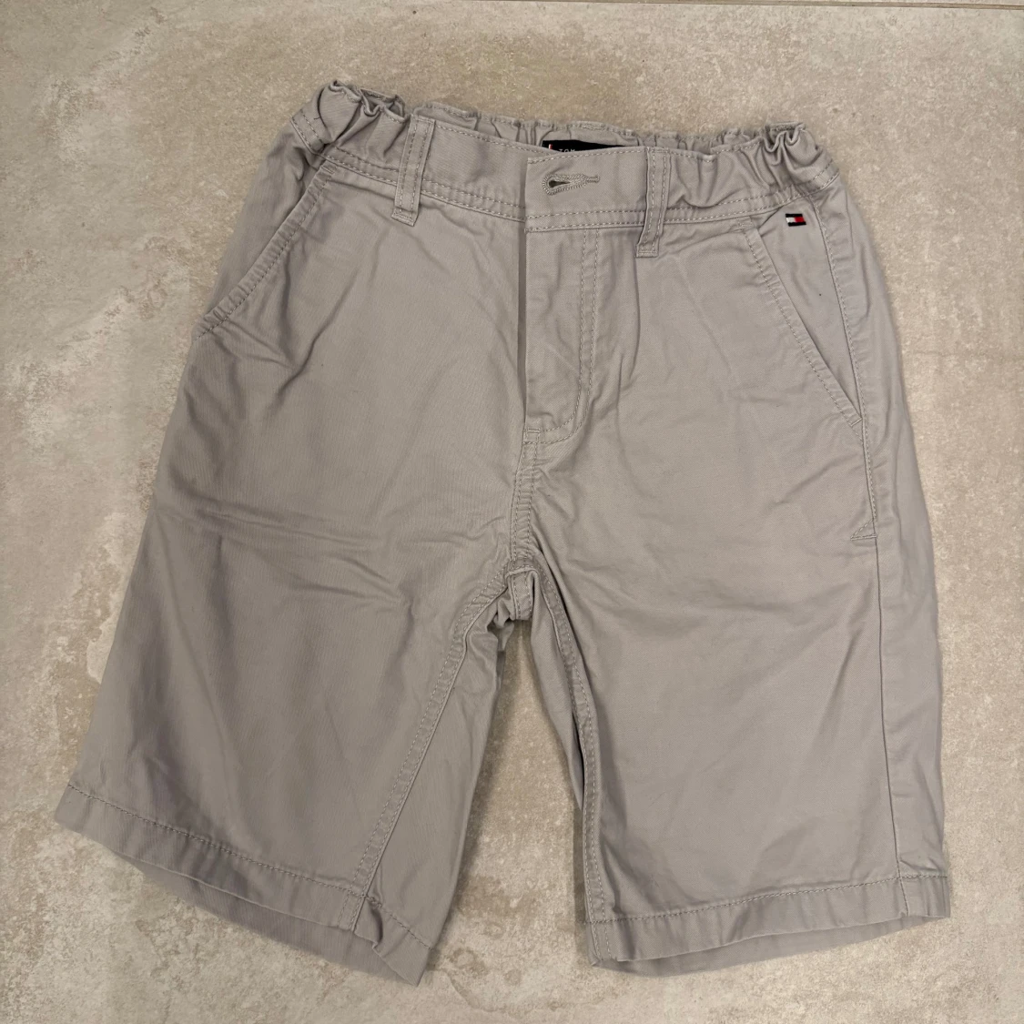 Grå shorts från Tommy Hilfiger