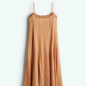 Långklänning - Säljer denna assnygga klänningen från HM. Aldrig använd och inte ens uppackad från paketet, därav ingen bild hur den sitter på. Köpt för 549🧡liten i storlek!