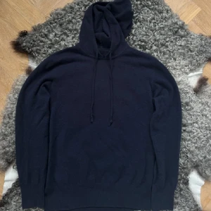 Soft goat hoodie - Luvtröja i 100% Kashmir som är i ett fint skick | nypris 3000 | Skriv om du har några frågor eller funderingar
