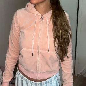 Rosa juicy kofta - Säljer min ljusrosa juicy kofta i storlek S. Bra skick på båda koftorna och fortafarande mjuka som en ny.