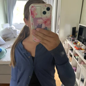 Blå kofta med guld knappar - Snygg blå kofta. Använd ish 7 gånger!