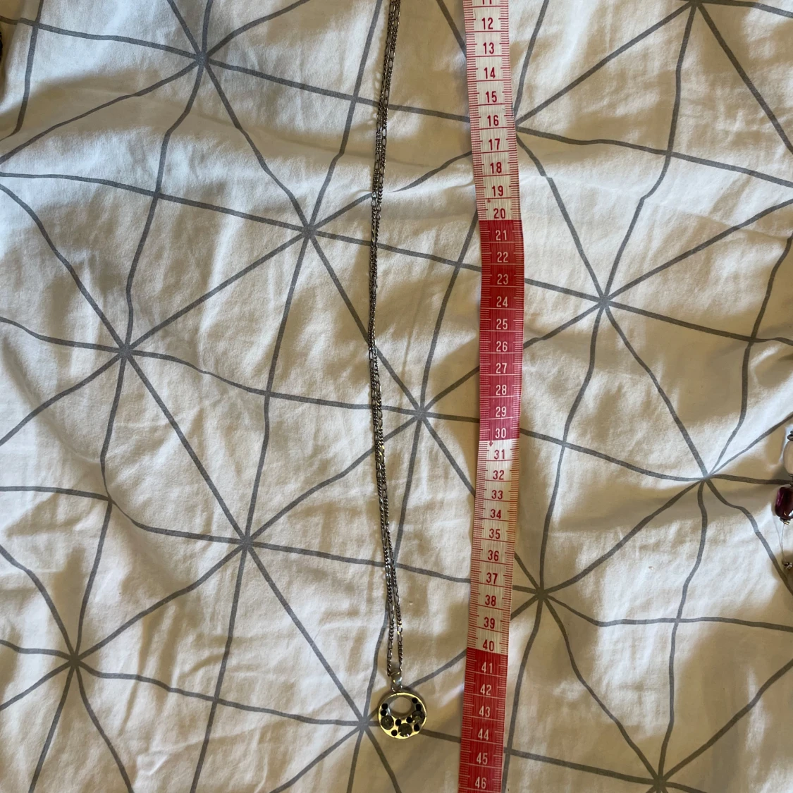 Långt silverfärgat halsband med cirkelhänge - 2