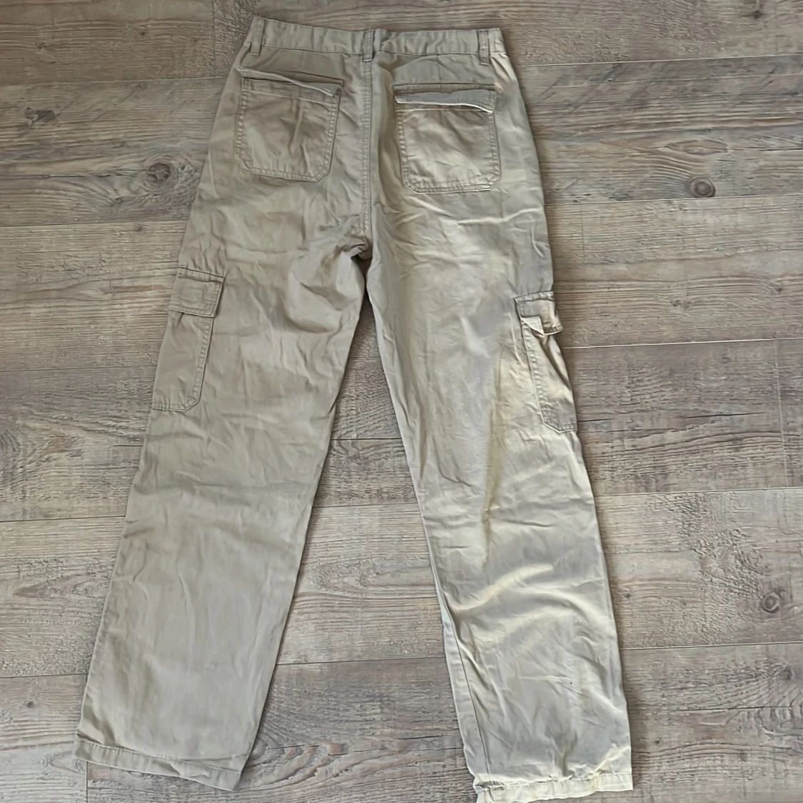 Beige cargobyxor från Samsa Young - 1