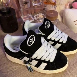 Adidas campus 00s - Svarta Adidas Campus 00s helt nya, storlek 37 1/3. Fick dom i present då dom inte passade mig. Kom gärna privat för fler bilder! Kommer med box och extra snören.
