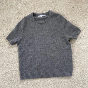 Grå Stickad tröja - Säljer denna jättefina grå stickade tröjan från zara eftersom den inte kommer till användning. Den är i jättebra skick och har nästan aldrig används.Skriv gärna om ni har några frågor💕💕(nypris 400kr)