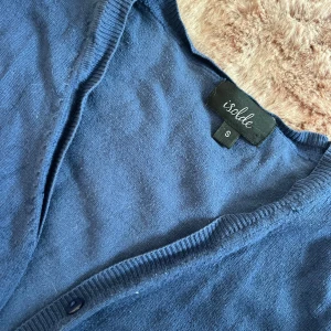 Marinblå kofta - Marinblå kofta från märket isolde i storlek S men mer som XS, koftan är ganska sliten och lite nopprig men annars bra skick!