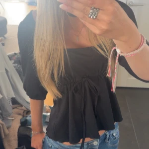 Svart blus med knyt och puffärm från lager 157 - super söt blus från lager 157 💗 man kan knyta runt midjan så den sitter tajtare 🩷 helt ny och storlek xs! 