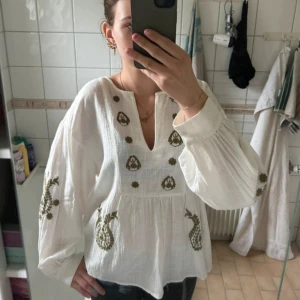 Vit blus med broderade detaljer - Säljer denna jätte fina vita blus från ONLY. Tröjan är i storlek XL (ganska liten i storlek). Den sitter även fint på mig som vanligtvis har XS i storlek (den är oversize på mig dock!) har inte kommit till användning och där med säljer jag den nu! Original priset var runt 600kr har jag för mig. Priset kan diskuteras!☺️