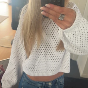 vit stickad tjocktröja med hål från Lindex - Säljer en vit tjocktröja från Lindex med ett mönster med hål! 🩷 aldrig använd  och storlek 146 / 152 elller 10 till 12 år! 💗
